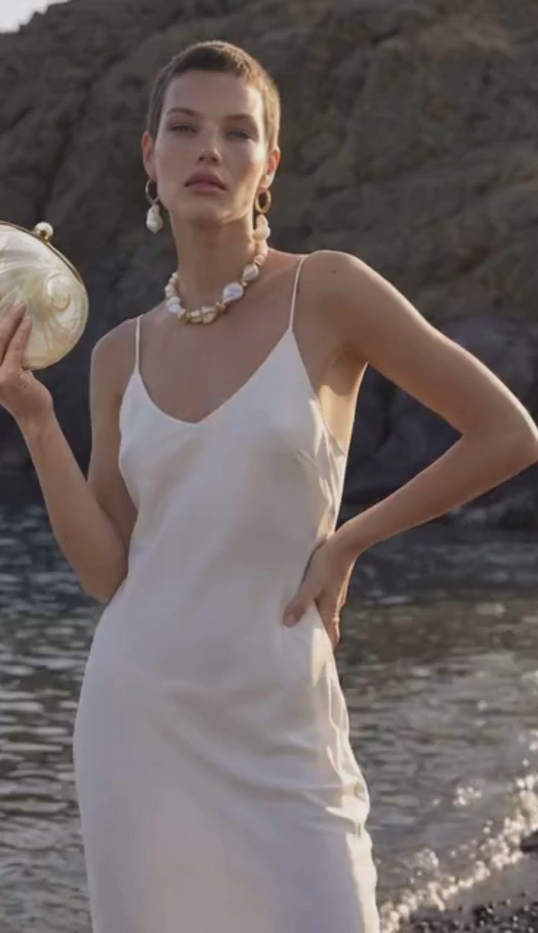 The Éclat shell clutch, product video